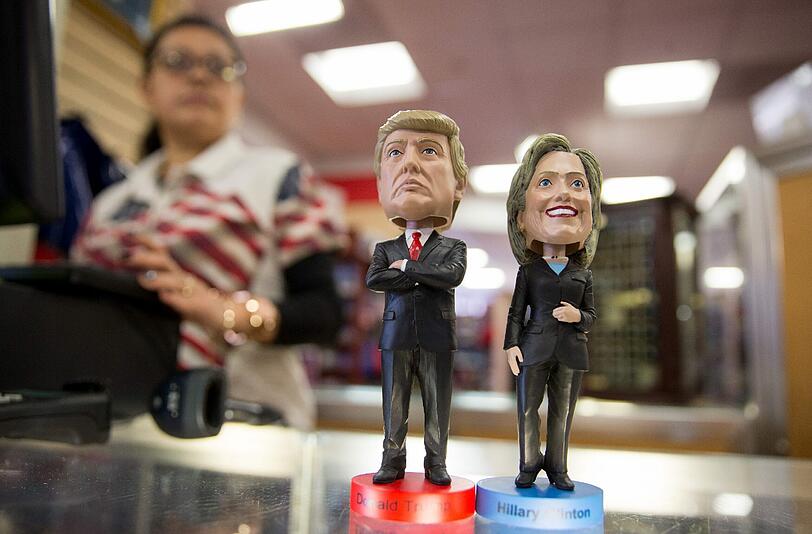 Wackelfiguren mit Köpfen des republikanischen Kandidaten Trump und der demokratischen Kandidatin Clinton in einem Souvenirshop in Washington. Foto: Kay Nietfeld/Archiv