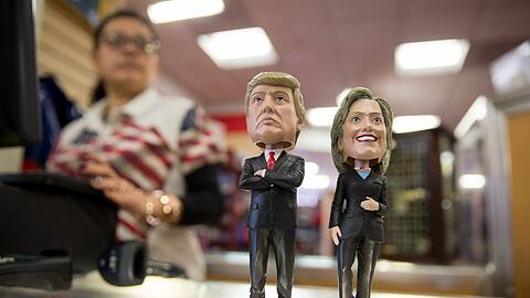 Wackelfiguren mit Köpfen des republikanischen Kandidaten Trump und der demokratischen Kandidatin Clinton in einem Souvenirshop in Washington. Foto: Kay Nietfeld/Archiv