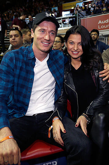 Stürmer Robert Lewandowski mit seiner Frau Anna.