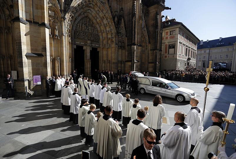 Die Ehrenwache lädt den Sarg mit dem Leichnam des verstorbenen Sängers Karel Gott nach der Trauerfeier in ein Auto.