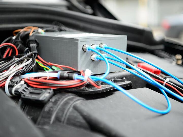 Enge im Motorraum: Der ADAC hat getestet, welchen Effekt die Umrüstung von Euro-5-Diesel-Fahrzeugen hat.