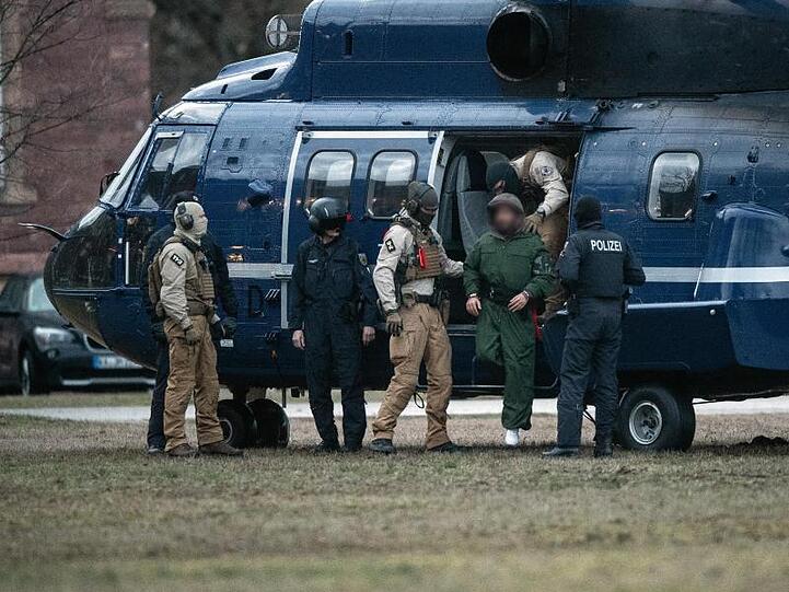 Polizisten führen einen mutmaßlichen Terrorverdächtigen aus einem Helikopter in Karlsruhe.