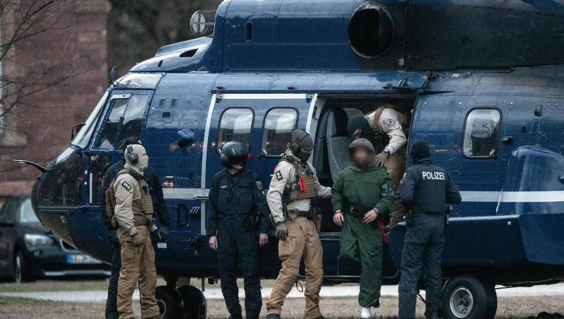 Polizisten führen einen mutmaßlichen Terrorverdächtigen aus einem Helikopter in Karlsruhe. Polizisten führen einen mutmaßlichen Terrorverdächtigen aus einem Helikopter in Karlsruhe.