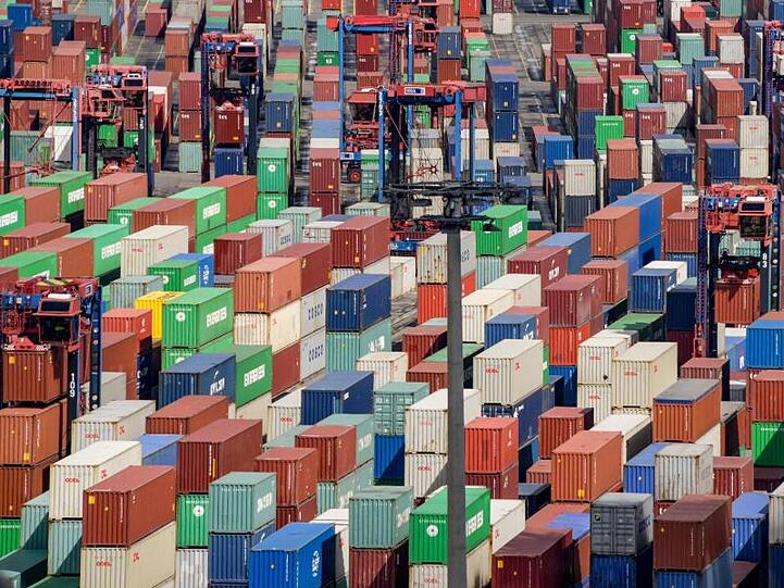 Container stehen an einem Terminal. Im Streit um die US-Stahlzölle hatten die EU und andere Länder vor der WTO geklagt (Symbolfoto).