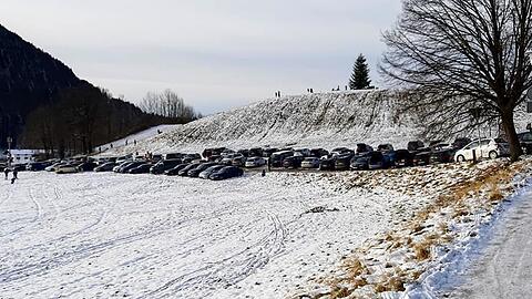 Der Parkplatz ist voll.