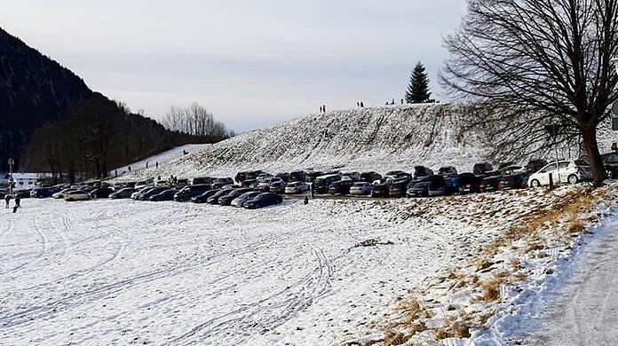 Der Parkplatz ist voll.