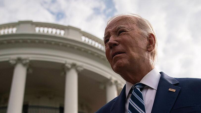 Als Joe Biden am 28. Juni das Weiße Haus verließ, um in Chicago eine Wirtschaftsrede zu halten, waren tiefe Abdrücke auf seinem Gesicht zu sehen. Diese stammen von der CPAP-Maske.