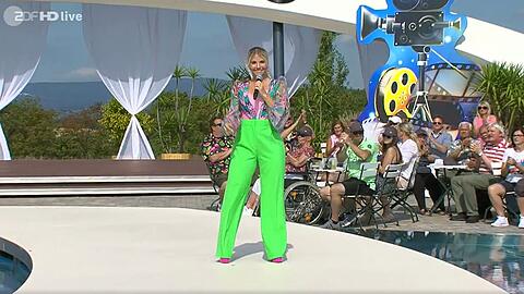 Dieses Outfit von Beatrice Egli kam bei einigen Zuschauern vom "ZDF-Fernsehgarten" nicht so gut an.