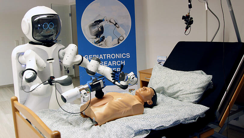 Ist das die Zukunft der Pflege? Roboter Garmi kann zum Beispiel Untersuchungen mit einem Ultraschallgerät durchführen.