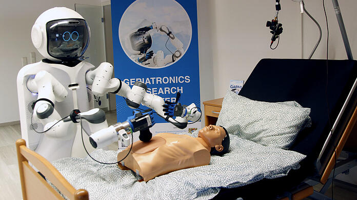 Ist das die Zukunft der Pflege? Roboter Garmi kann zum Beispiel Untersuchungen mit einem Ultraschallgerät durchführen.