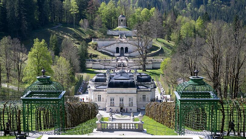 Die Parkanlage am Schloss Linderhof. Die Venusgrotte hatte König Ludwig II. ab 1876 im Schlosspark errichten lassen.