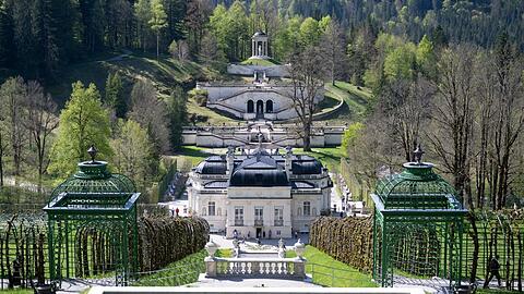 Die Parkanlage am Schloss Linderhof. Die Venusgrotte hatte König Ludwig II. ab 1876 im Schlosspark errichten lassen.