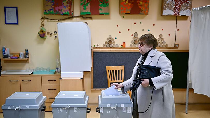 Eine Frau gibt am Morgen ihre Stimme in einem Wahllokal in Budapest ab.