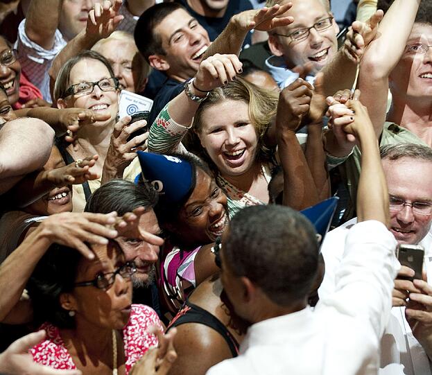 ...der Obama anschließend in die begeisterte Menge.