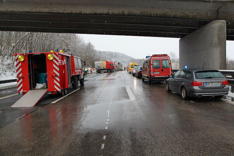 Schwerer Lkw-Unfall auf der A 8 in Richtung Salzburg: Die Bilder