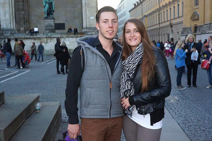 Student Tobi (28) und Bürokauffrau Anja (21): Tobi: &bdquo;Ich stimme für Olympia, weil das gut für die Wirtschaft ist. Es ist ein Gewinn für die Gastronomie, die Stadt, den Sport und die Vereine.&ldquo; Anja: &bdquo;Ich bin dafür, weil München dann noch berühmter wird. Ich bin zwar kein Sportfan, aber ich mag es, wenn sich in der Stadt was tut.&ldquo;