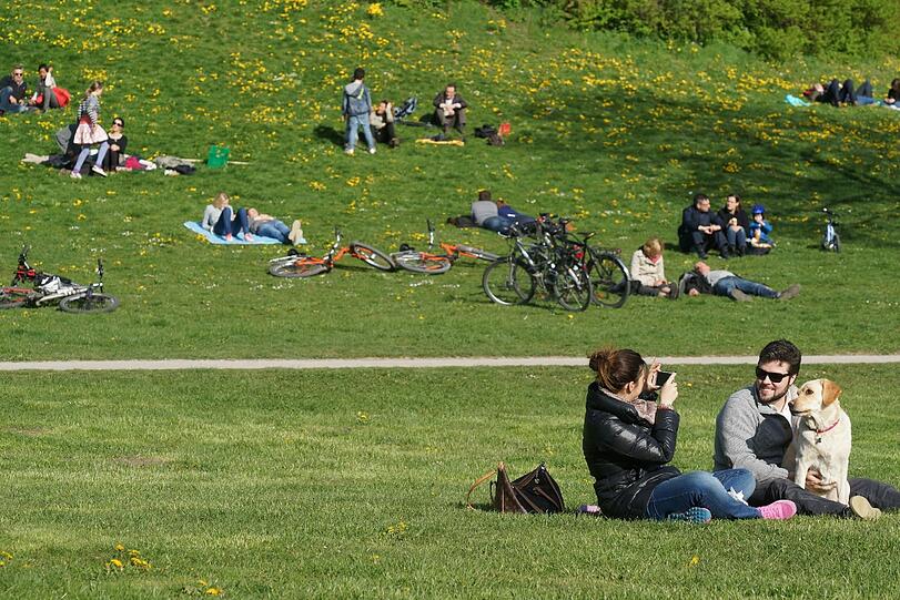 Ostern 2014 in München: AZ-Fotograf Daniel von Loeper hat am Wochenende die Biergärten, die Isar, den Tierpark und den Englischen Garten besucht und tolle Fotos gemacht. So schön war das Osterwochenende...