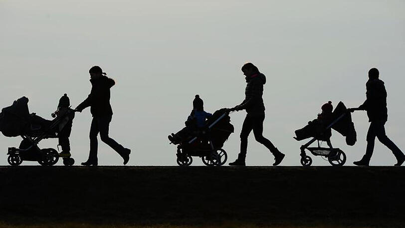 Drei Mütter sind bei Oberhomberg mit ihren Kindern unterwegs.