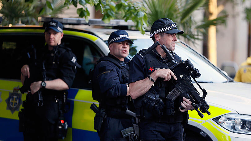Die Polizei hat fünf Männer im Zusammenhang mit dem Manchester-Attentat festgenommen.