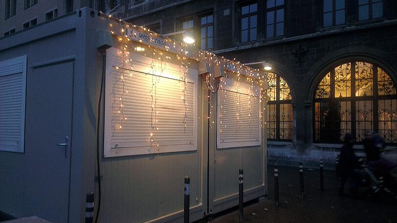 Und selbst ein Baustellen-Container sieht mit ein bissl Lichterkette viel hübscher aus.