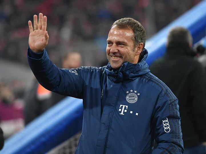 Bayerns Trainer Hansi Flick winkt vor dem Spiel. Foto: Angelika Warmuth/dpa