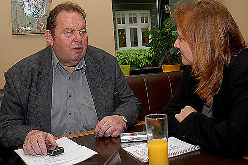 Offried Fischer im Gespräch mit AZ-Redakteurin Tina Angerer