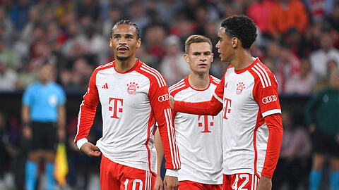 Leroy Sané (l.) äußerte sich nach dem Sieg gegen Manchester United zum Bayernspiel.