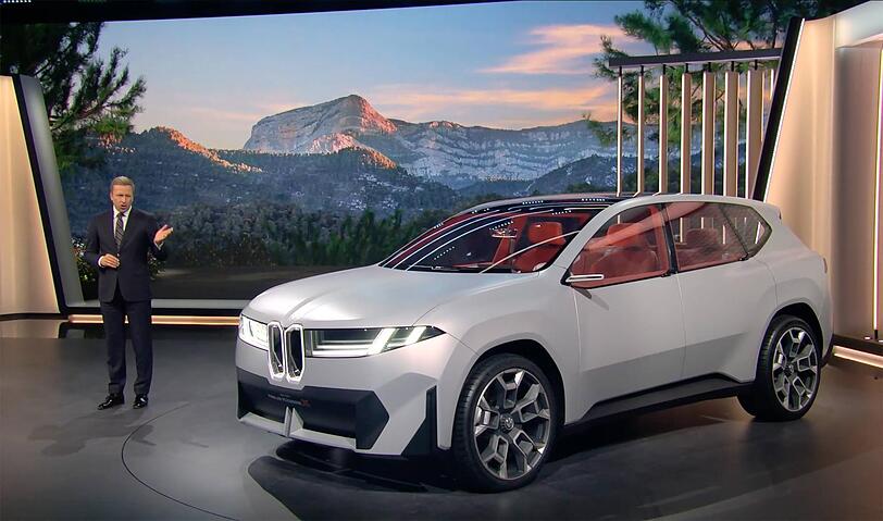 Oliver Zipse, Vorsitzender des Vorstands der BMW AG, mit dem BMW Vision Neue Klasse X.