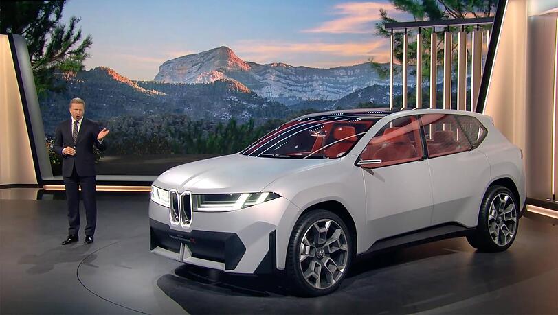 Oliver Zipse, Vorsitzender des Vorstands der BMW AG, mit dem BMW Vision Neue Klasse X. Oliver Zipse, Vorsitzender des Vorstands der BMW AG, mit dem BMW Vision Neue Klasse X.