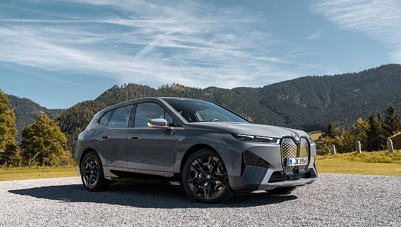 Brummer ohne Brumm-Brumm: Der rund 2,5 Tonnen schwere, rein elektrische BMW iX M60. Noch ist die Zahl der Batterie-Elektroauto-Neuzulassungen überschaubar. Brummer ohne Brumm-Brumm: Der rund 2,5 Tonnen schwere, rein elektrische BMW iX M60. Noch ist die Zahl der Batterie-Elektroauto-Neuzulassungen überschaubar.