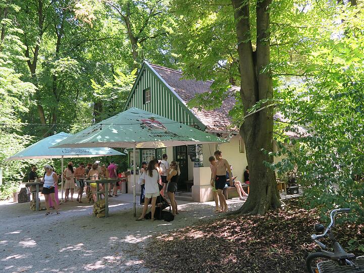 Der charmante Kiosk "Fräulein Grüneis" am Eisbach im Englischen Garten ist Treffpunkt der Street-Art interessierten Radler.