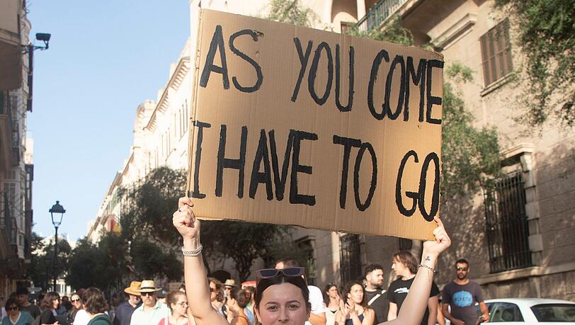 In den vergangenen Jahren hat es auf Mallorca bereits mehrere Demos gegen Massentourismus gegeben. (Archivbild)