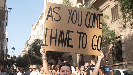 In den vergangenen Jahren hat es auf Mallorca bereits mehrere Demos gegen Massentourismus gegeben. (Archivbild)