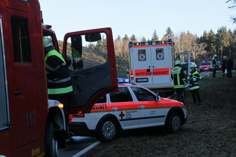 Unglaublich: Aus diesem Wrack entkam der Fahrer mit nur leichten Verletzungen. Wegen Glatteis war er eine Böschung hinab geschossen. Die Bilder von der Unfallstelle!