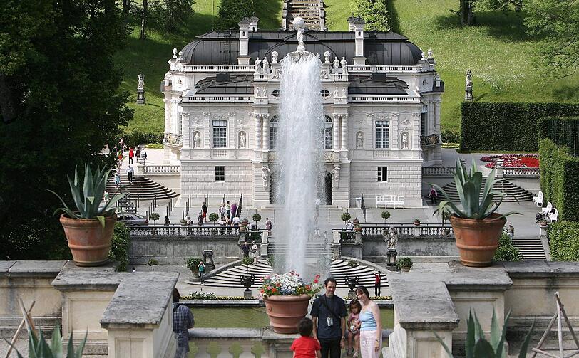 Platz 2: Das Kini-Schloss Linderhof im Graswangtal kommt auf 426.396 Besucher.