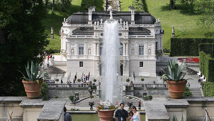 Platz 2: Das Kini-Schloss Linderhof im Graswangtal kommt auf 426.396 Besucher. Platz 2: Das Kini-Schloss Linderhof im Graswangtal kommt auf 426.396 Besucher.