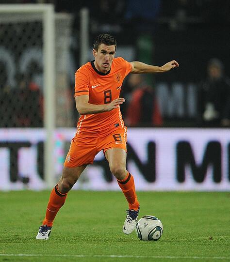 MITTELFELD:
Kevin Strootman (24, AS Rom, Niederlande): 21 Millionen Euro beträgt der Marktwert des Strategen, der bis zu seinem Kreuzbandriss im März wohl der stärkste Mittelfeldspieler der Serie A war.