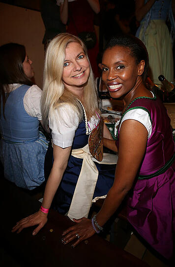 Michaela Merten und Stephanie Steward-Simbeck im Marstall.