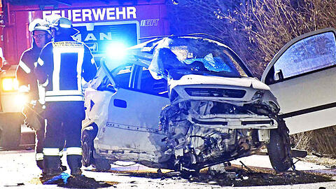 Schwerer Verkehrsunfall auf der FTO: Ein Opel Astra kommt von Straße ab und rast in den Gegenverkehr.
