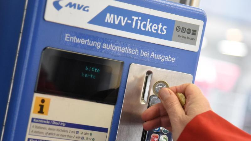 Eine Frau wirft in einer Straßenbahn in München (Bayern) eine Münze in einen Fahrkartenautomat ein. Foto: Amelie Geiger/Archiv Eine Frau wirft in einer Straßenbahn in München (Bayern) eine Münze in einen Fahrkartenautomat ein. Foto: Amelie Geiger/Archiv