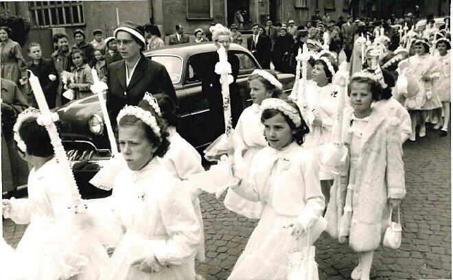 Mai 1957 – Erstkommunion: Der Weg der Kinder von der Ernst-Reuter-Schule in die Kirche.