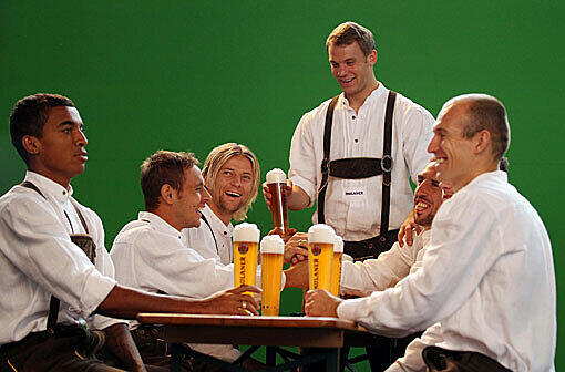 Für ein Werbeplakat des Biersponsiors präsentierten die Bayern sich vor einigen Wochen in Lederhosen. Auf die Wiesn werden die Spieler die Tracht heuer nicht ausführen.