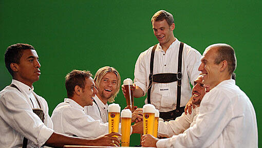 Für ein Werbeplakat des Biersponsiors präsentierten die Bayern sich vor einigen Wochen in Lederhosen. Auf die Wiesn werden die Spieler die Tracht heuer nicht ausführen. Für ein Werbeplakat des Biersponsiors präsentierten die Bayern sich vor einigen Wochen in Lederhosen. Auf die Wiesn werden die Spieler die Tracht heuer nicht ausführen.