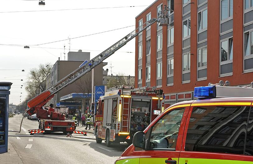 Die Berg-am-Laim-Straße war am Mittwochmorgen stadtauswärts gesperrt. Weil eine brennende Wohnung im dritten Stock gelöscht werden musste, stand dort ein Drehleiterwagen der Feuerwehr.