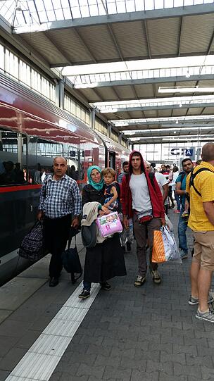 Hunderte Flüchtlinge kommen am Dienstagmorgen am Münchner Hauptbahnhof an