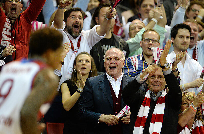Uli Hoeneß (m.) am Samstag im Audi Dome: Bayerns Basketballer konnten sich gegen die Brose Baskets aus Bamberg durchsetzen und stehen jetzt im Finale.