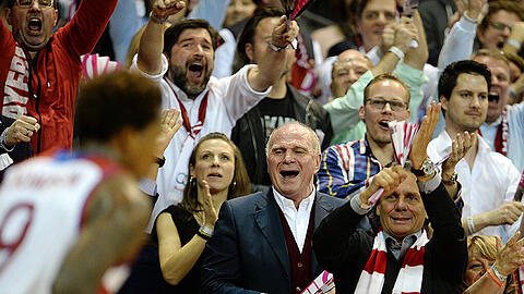 Uli Hoeneß (m.) am Samstag im Audi Dome: Bayerns Basketballer konnten sich gegen die Brose Baskets aus Bamberg durchsetzen und stehen jetzt im Finale.