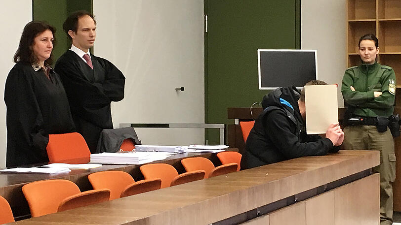 Der Angeklagte sitzt am Donnerstag im Gerichtssaal des Münchner Landgerichts.