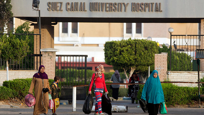 Menschen vor dem Krankenhaus der Suezkanal-Universität in Ismailia: Bei einem der schwersten Anschläge der vergangenen Jahre in Ägypten sind mindestens 235 Menschen getötet und mehr als 100 Menschen verletzt worden. Menschen vor dem Krankenhaus der Suezkanal-Universität in Ismailia: Bei einem der schwersten Anschläge der vergangenen Jahre in Ägypten sind mindestens 235 Menschen getötet und mehr als 100 Menschen verletzt worden.