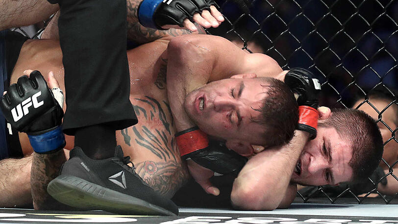 Khabib Nurmagomedov (r.) hat Dustin Poirier im Würgegriff.